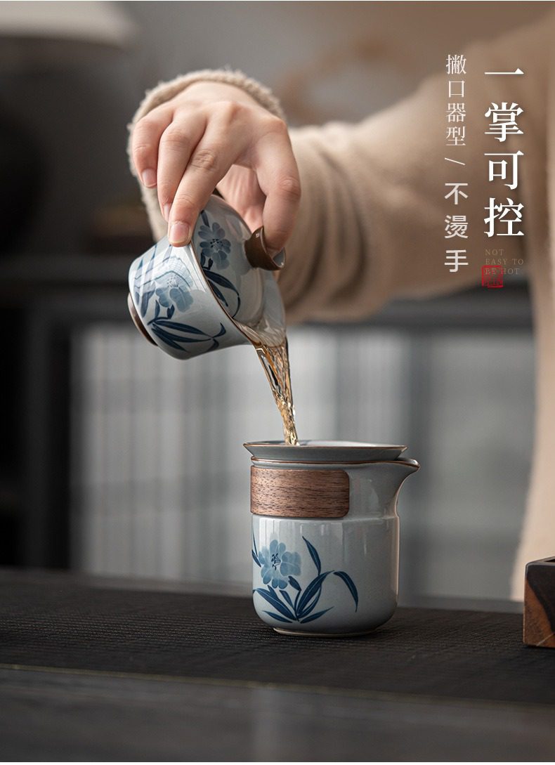 手繪功夫茶具套組，南山居青花釉下彩快客杯，撇口設計方便持握，防燙木質杯套工藝細膩，出水流暢優雅。