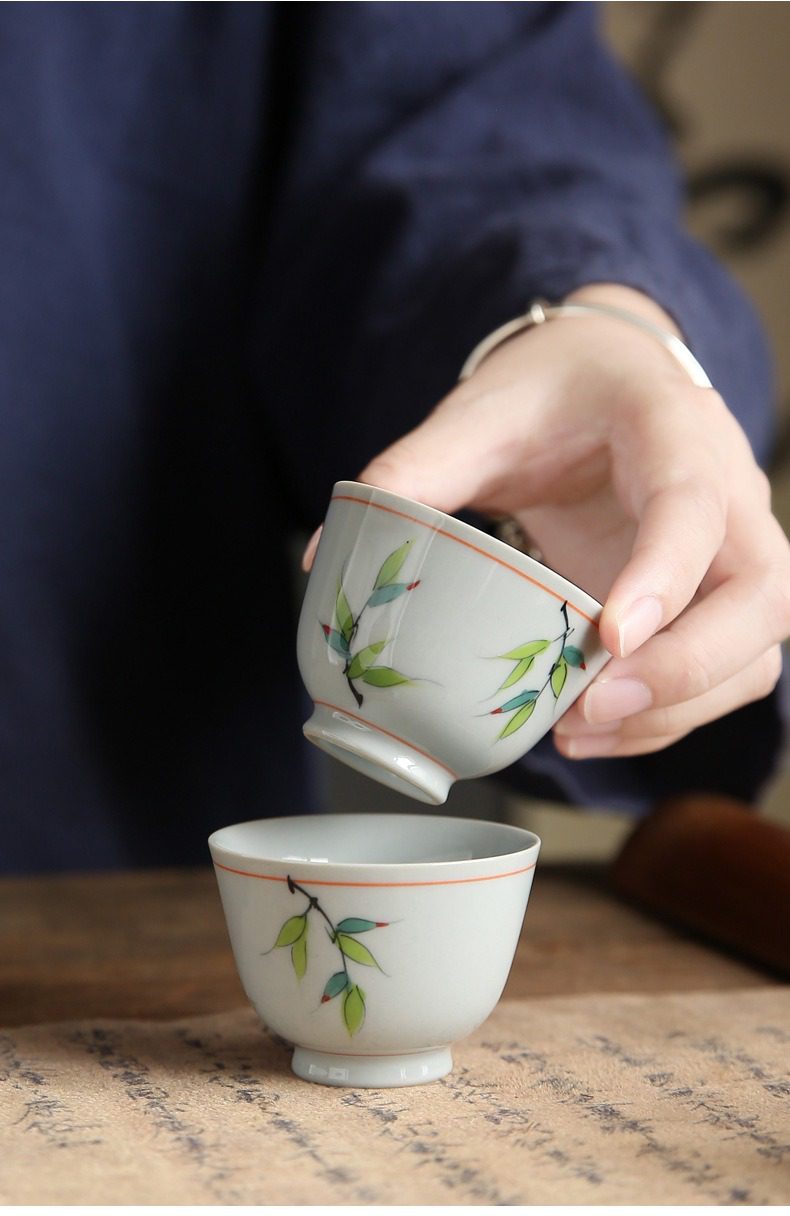 手繪彩竹品茗杯，南山居手繪竹葉紋青瓷茶杯，釉色溫潤透亮，筆觸清新雅緻，展現東方禪意品茗之美。