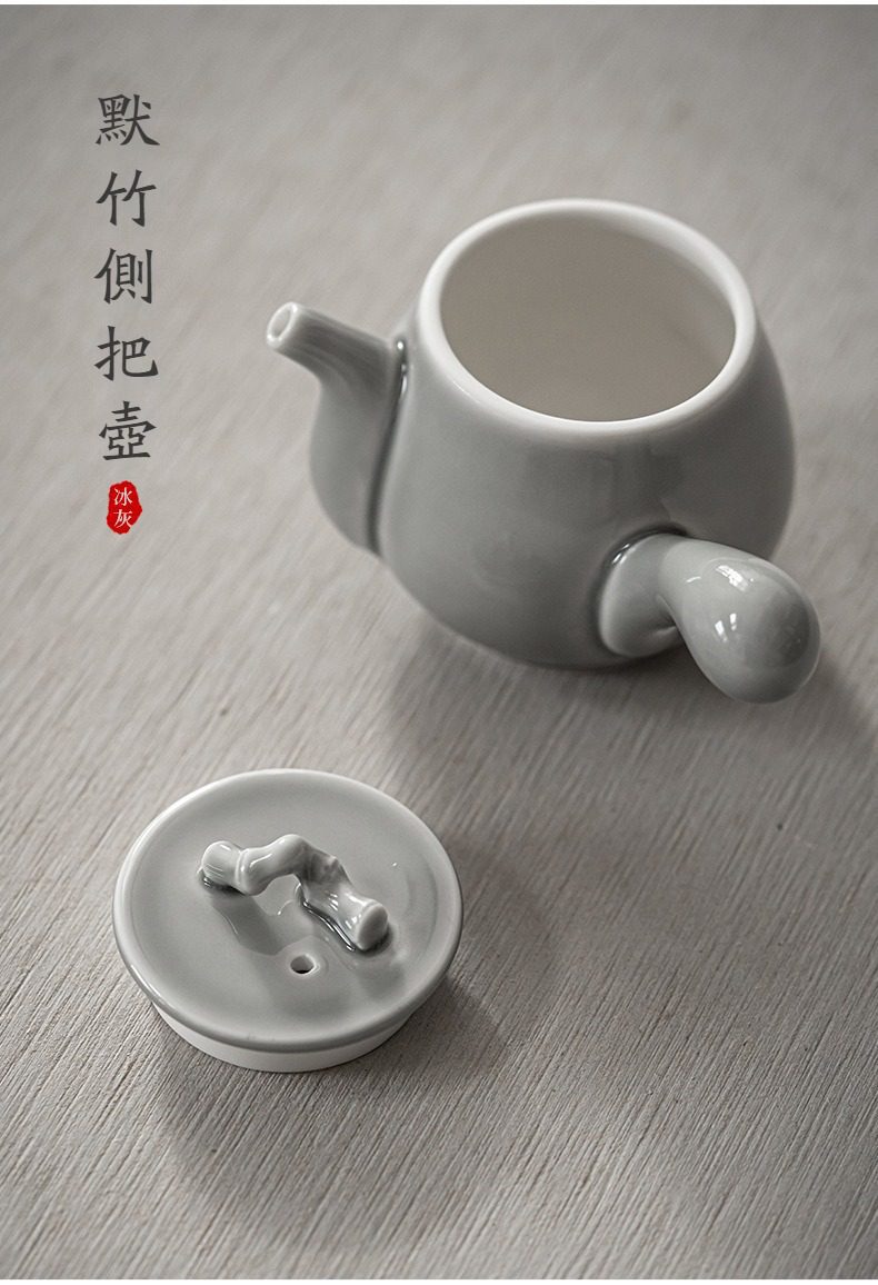 冰灰釉功夫茶具組，南山居默竹冰灰側把壺，釉面溫潤如玉，壺蓋飾以雅致竹節，展現簡約禪意美學。