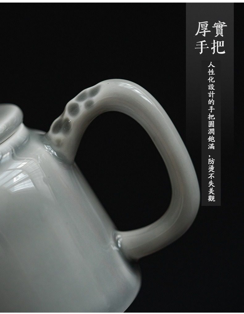 冰灰釉功夫茶具組，南山居白瓷茶壺細節，壺把設計厚實圓潤，兼具防燙功能與舒適手感，展現極簡禪意美學。