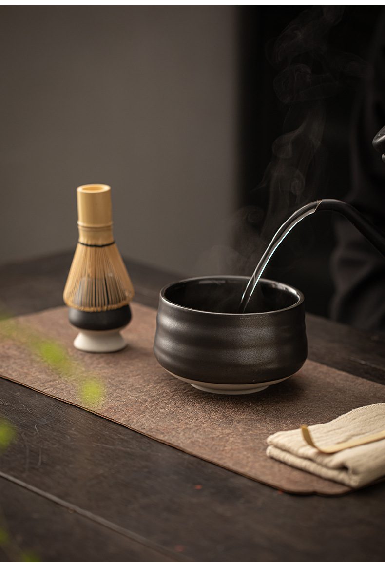 影白秋夢抹茶碗，南山居日式抹茶茶碗，釉色深邃內斂，搭配精緻竹製茶筅，展現簡約禪意茶道美學。