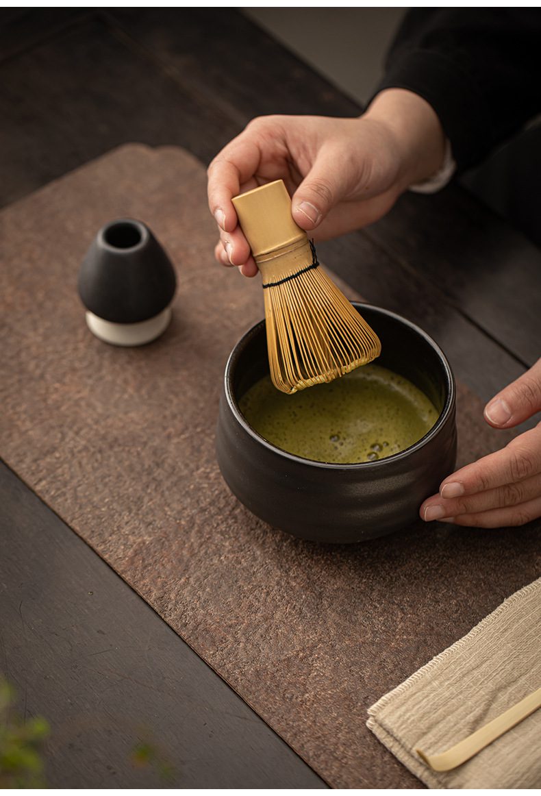 影白秋夢抹茶碗，南山居日式抹茶茶道組，包含精緻竹製茶筅與手工黑色陶製抹茶碗，呈現專業禪意茶席氛圍。