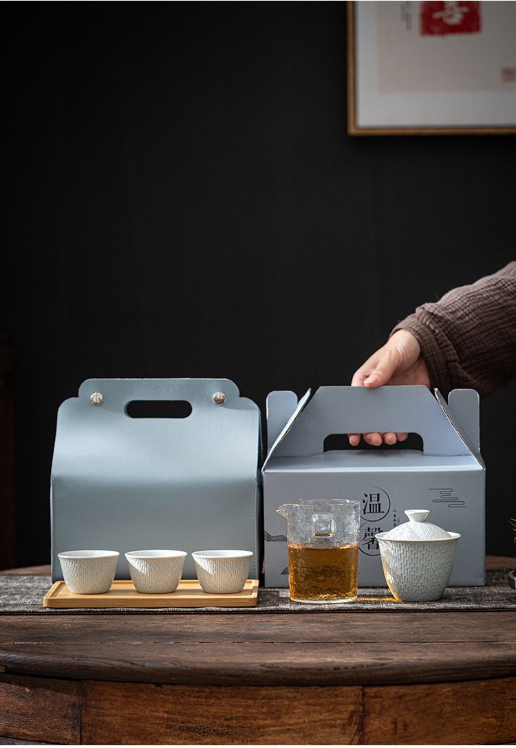 影青瓷溫馨快客杯，南山居簡約旅行茶具組，包含白色紋理蓋碗、茶杯、玻璃茶海與精緻便攜式手提禮盒。