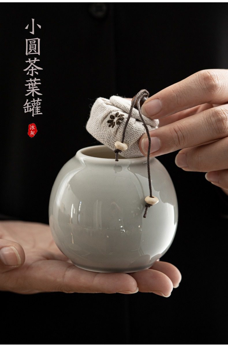 冰灰釉功夫茶具組，南山居冰灰釉小圓茶葉罐，手工陶瓷製作，搭配精緻亞麻束口蓋，器型圓潤優雅，簡約禪意。