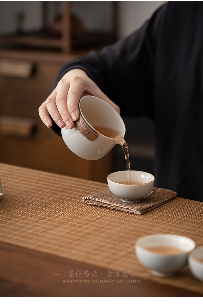 冰灰釉溫茶爐套組，南山居日式木柄白瓷茶海，釉色溫潤潔白，搭配原木把手設計，傾倒茶湯流暢優雅，展現禪意茶器美學。