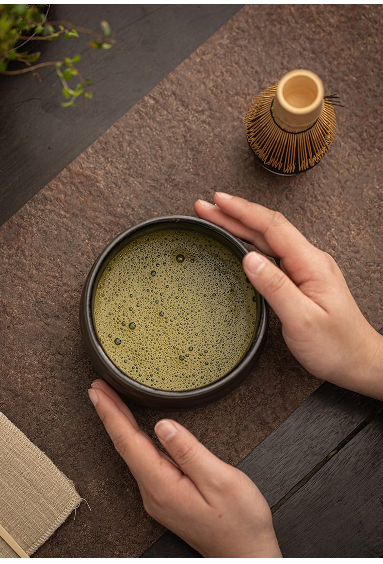 影白秋夢抹茶碗，南山居手工柴燒抹茶碗，質地樸實細膩，泡沫綿密翠綠，展現日式茶道靜謐之美。