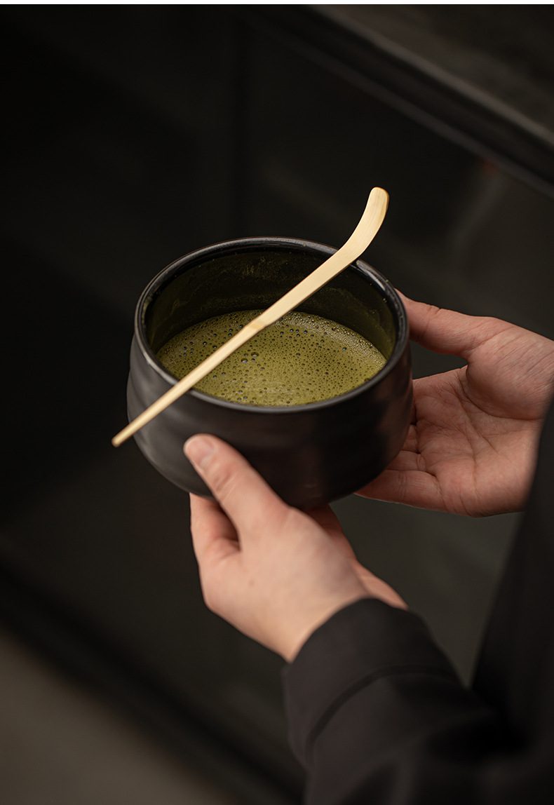 影白秋夢抹茶碗，南山居日式抹茶碗與竹茶勺，黑色啞光質感襯托鮮綠茶湯，呈現極簡禪意美學。