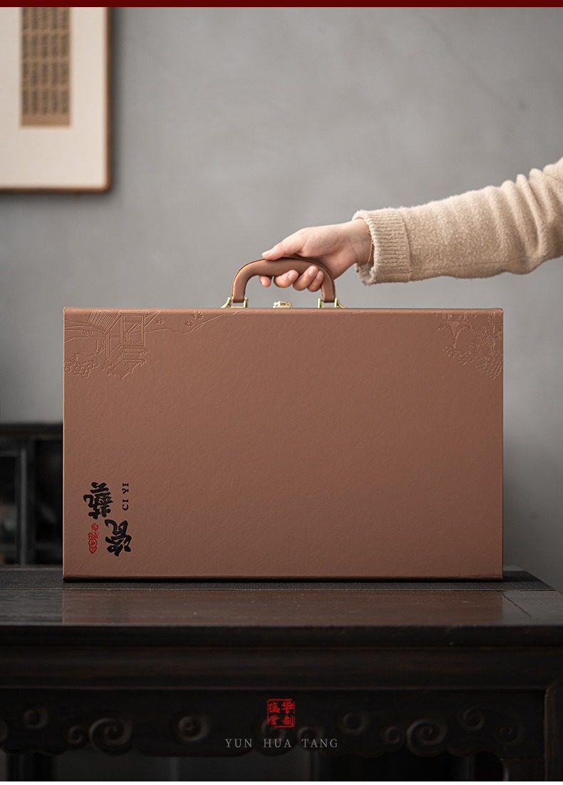 手繪功夫茶具套組，南山居精緻茶具禮盒，咖啡色皮質紋理設計，附金屬手把，外觀典雅高貴，適合專業茶席收藏與商務送禮。