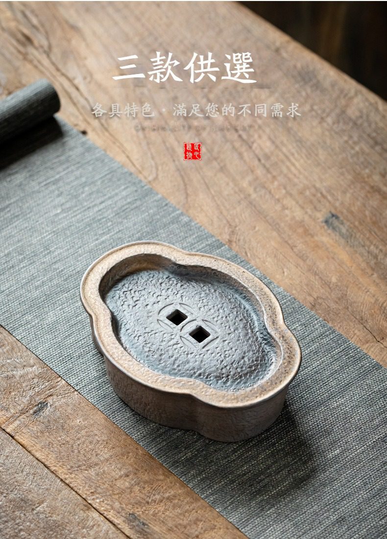 古早燒鎏金乾泡盤，南山居精選復古粗陶茶盤，造型古樸典雅，表面細膩肌理與錢幣圖騰設計，完美襯托茶席禪意美學。