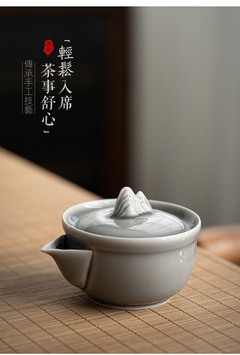 冰灰釉手抓壺，南山居冰裂釉山形蓋碗，淡雅灰調瓷質細膩，壺鈕設計為精緻山巒造型，展現獨特茶道美學。