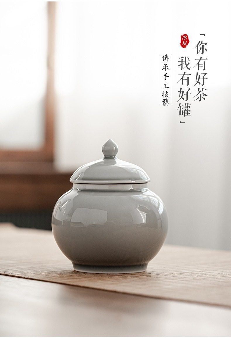 冰灰釉小壇茶葉罐，南山居冰裂釉茶葉罐，釉色溫潤如玉，簡約器型展現典雅禪意，是存茶品茗的質感好物。