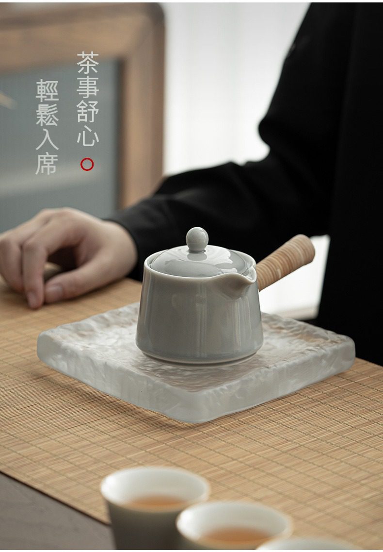冰灰釉雲懷側把壺，南山居日式側把茶壺，釉色素雅溫潤，配以藤編手柄與冰裂紋茶盤，呈現簡約禪意美學。