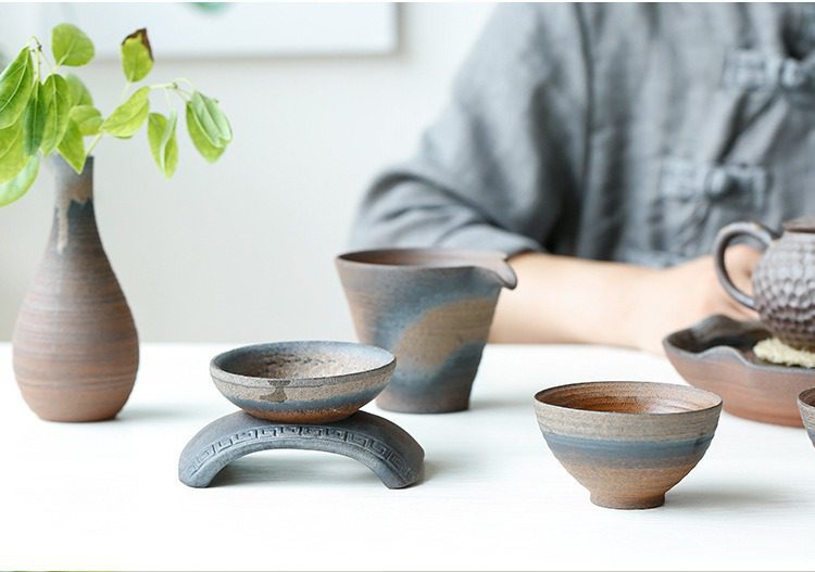 古早燒粗陶拱橋過濾茶漏，南山居粗陶茶具組，包含古樸花瓶、禪意茶海與設計感茶杯，展現原始質樸的陶藝之美。