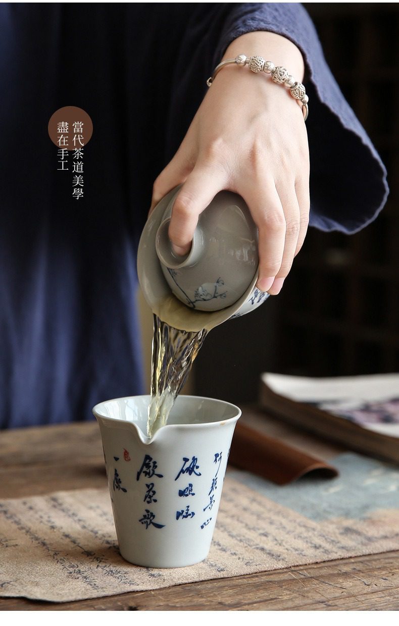 手繪飲茶歌書法蓋碗，南山居青花瓷蓋碗，手工描繪精細，注茶時湯色清亮，展現東方雅緻品茗氛圍。