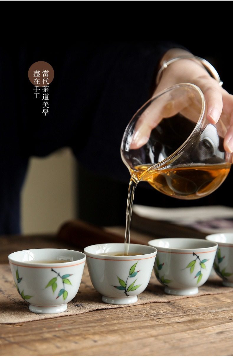 手繪彩竹品茗杯，南山居手繪竹葉紋青花瓷茶杯，質地溫潤細膩，杯身工筆勾勒清新翠竹，呈現雅致東方茶韻。