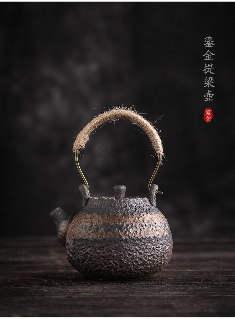 古早燒石紋提樑壺，南山居鎏金提梁壺，壺身呈現粗獷岩石質感與精緻鎏金工藝，搭配復古麻繩提把，展現深厚禪意。
