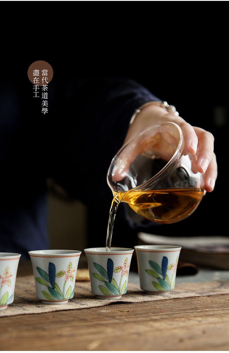 手繪鳶尾花品茗杯，南山居手工高硼矽玻璃公道杯，注入彩繪花卉瓷杯，晶瑩剔透展現茶湯澄澈色澤。