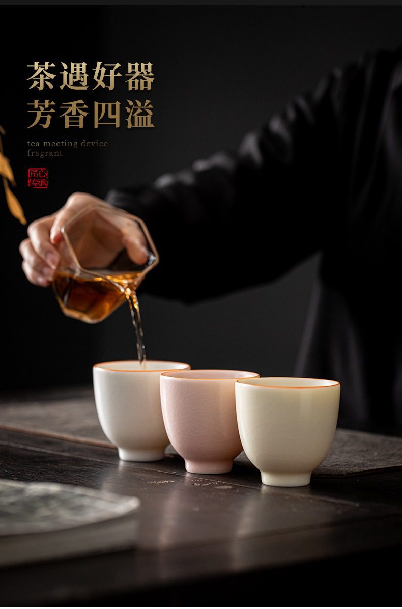 玉脂汝瓷高升品茗杯，南山居精緻開片陶瓷茶杯，杯身細膩溫潤，倒茶瞬間展現典雅禪意美學。