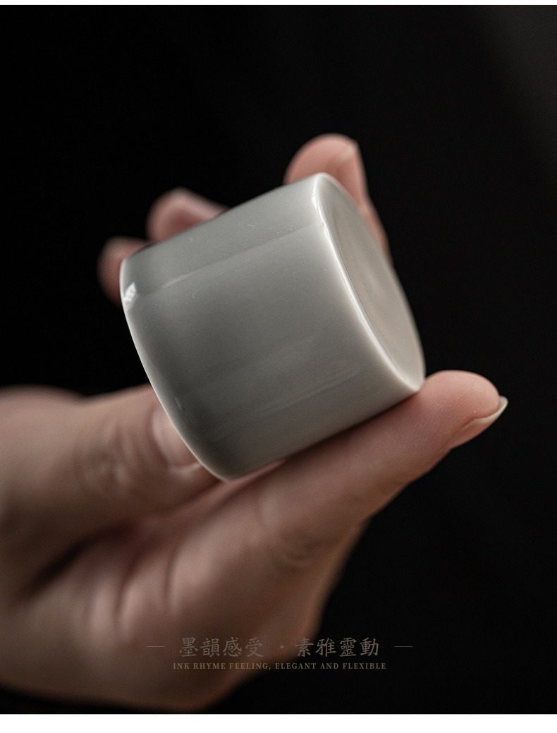 冰灰釉功夫茶具組，南山居手工高溫燒製汝窯茶杯，釉色天青溫潤，杯身簡約雅緻，呈現細膩開片紋理。