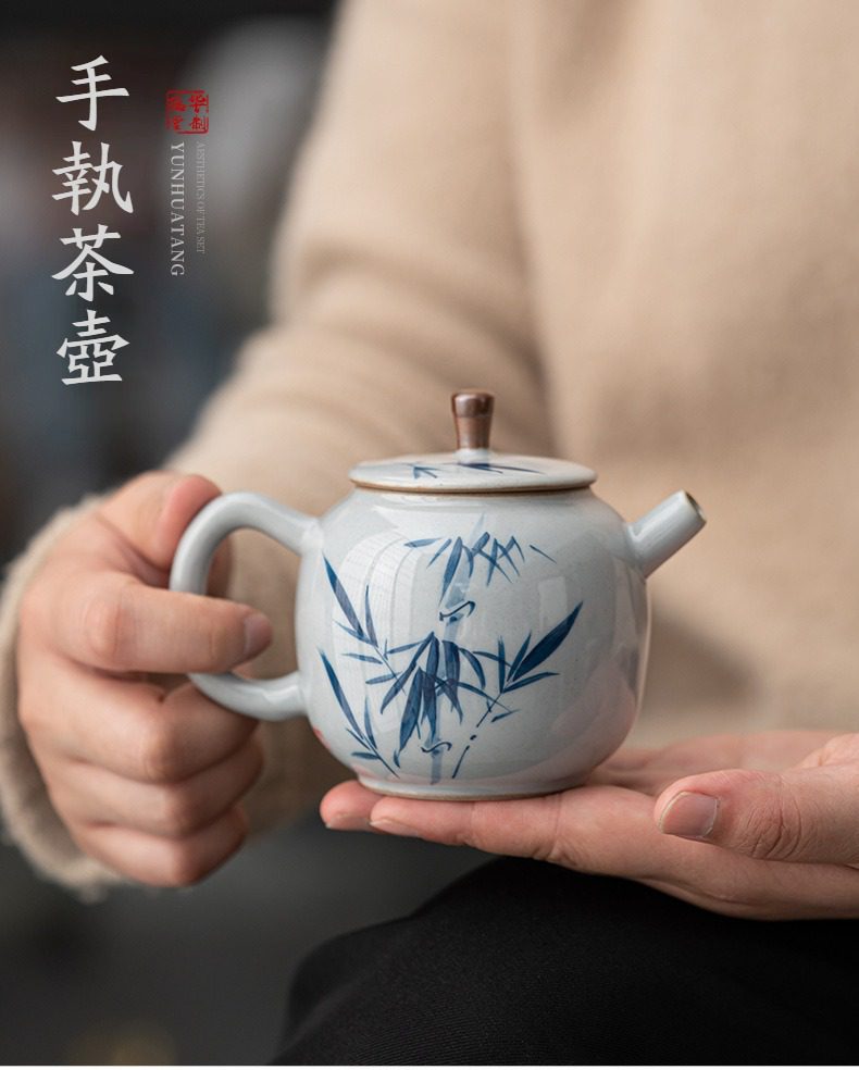 手繪功夫茶具套組，南山居手繪青花竹節紋茶壺，釉色溫潤清雅，壺身筆觸細膩，展現東方禪意美學。