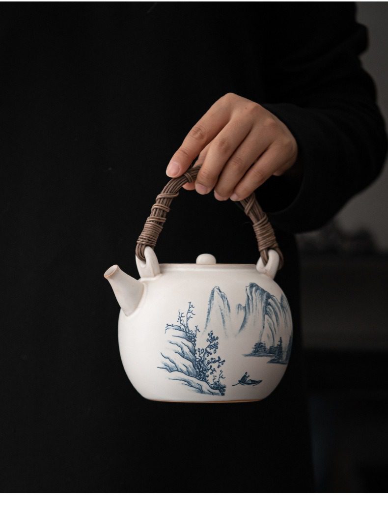手繪蘇打釉溫茶爐，南山居手繪青花山水提樑壺，素雅白瓷胎體，配以精緻藤編手把，展現中式禪意茶器之美。