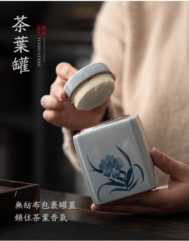 手繪功夫茶具套組，南山居精緻手工青花瓷茶葉罐，方正罐身繪有淡雅花卉，附無紡布密封蓋，展現優雅茶道收納美學。
