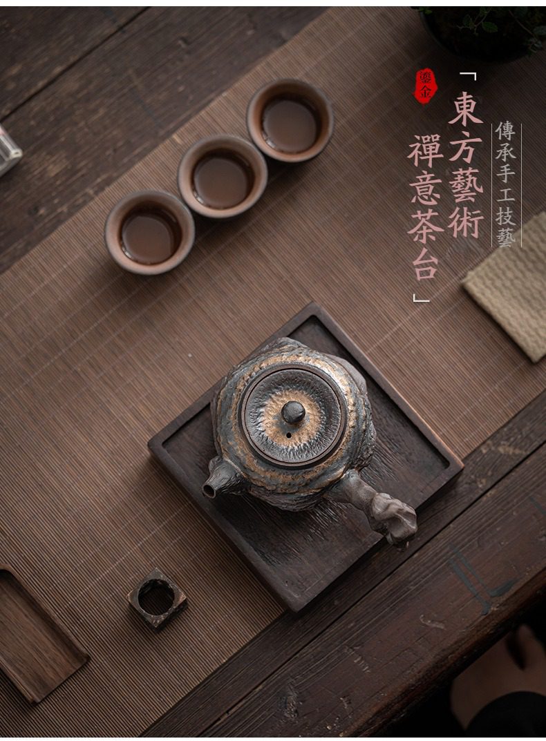 古早燒湖石側把壺，南山居手工描金粗陶茶壺與深色實木茶盤，展現古樸粗獷質感與禪意氛圍，適合品茗與居家擺設。