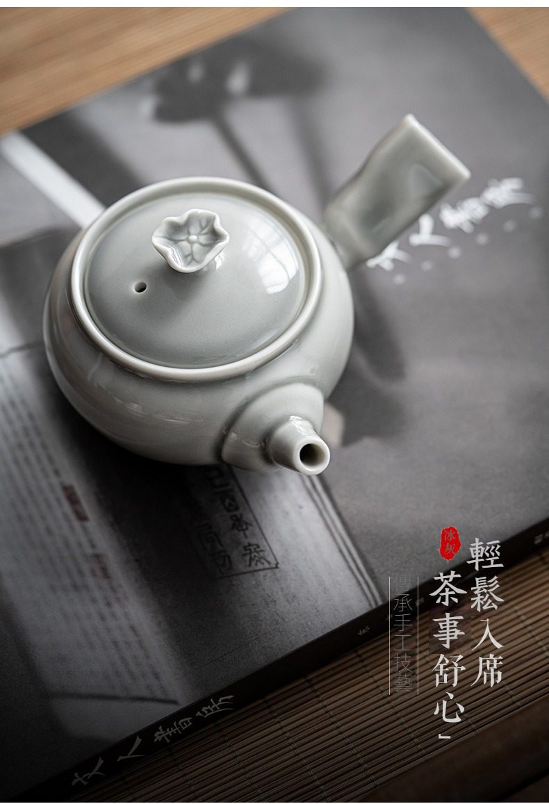 冰灰釉荷香側把壺，南山居冰裂釉側把茶壺，雅緻清冷的灰色調，壺蓋飾有精緻梅花造型，展現禪意茶道美學。