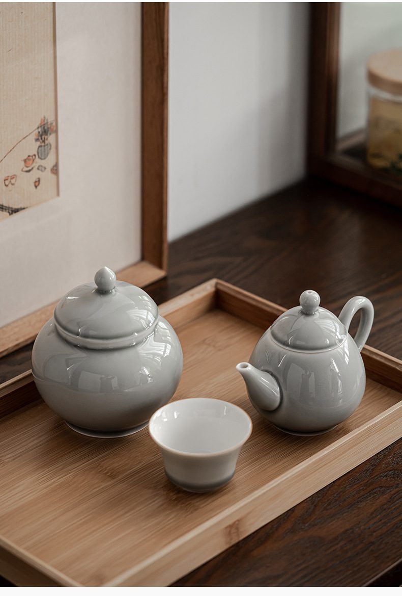 冰灰釉小壇茶葉罐，南山居手工青瓷茶具套組，釉色如玉溫潤，圓潤飽滿的茶壺與茶倉，展現簡約禪意美學。