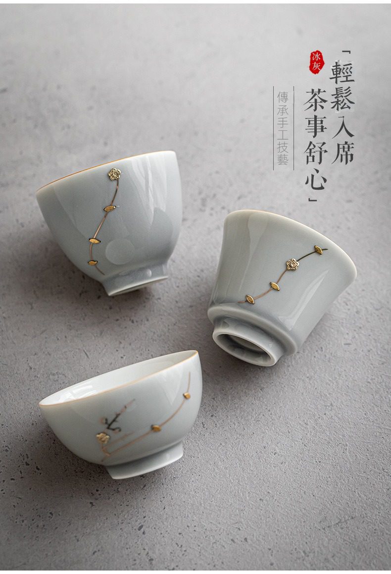 冰灰釉鋦釘品茗杯，南山居冰灰釉手工茶杯，杯身釉色溫潤雅緻，點綴精緻手繪金彩梅花，展現東方禪意美學。