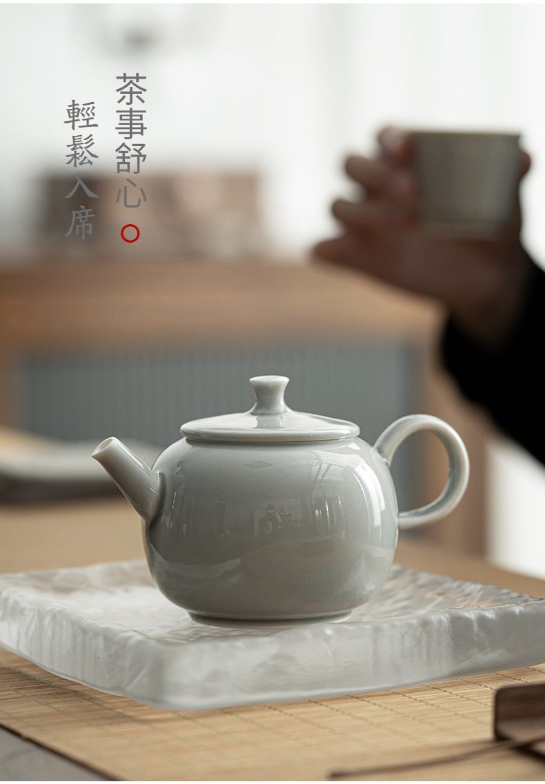 冰灰釉游穀手執壺，南山居簡約青瓷茶壺，溫潤釉色襯托禪意生活，圓潤壺身設計適合居家品茗收藏。