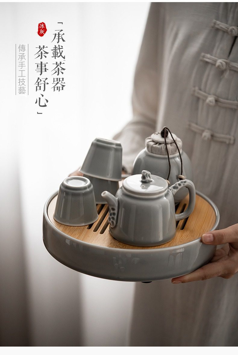 冰灰釉圓然乾泡茶盤，南山居冰灰釉手工茶具組，包含精緻茶壺、茶杯與竹製茶盤，色澤素雅，展現禪意茶道美學。