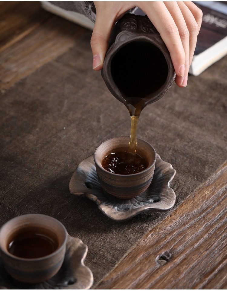 古早燒粗陶荷韻杯墊，南山居手工柴燒陶茶具，粗獷陶質搭配荷葉托盤，注茶姿態優雅，展現獨特禪意美學。