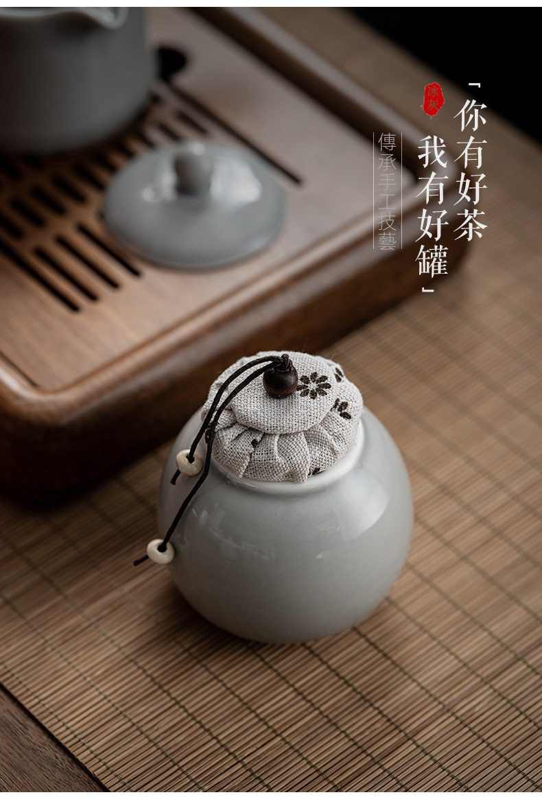 冰灰釉小圓茶葉罐，南山居冰裂釉茶葉罐，手工陶瓷製作，搭配復古花布罐蓋與木珠裝飾，簡約優雅的茶具精品。