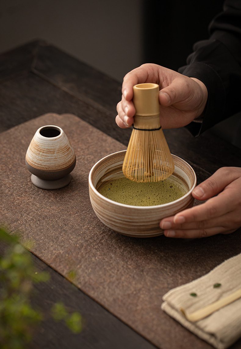 影白秋夢抹茶碗，南山居日式陶藝抹茶碗組，搭配精緻竹製茶筅與茶筅立，呈現禪意點茶工藝與古樸陶器美學。