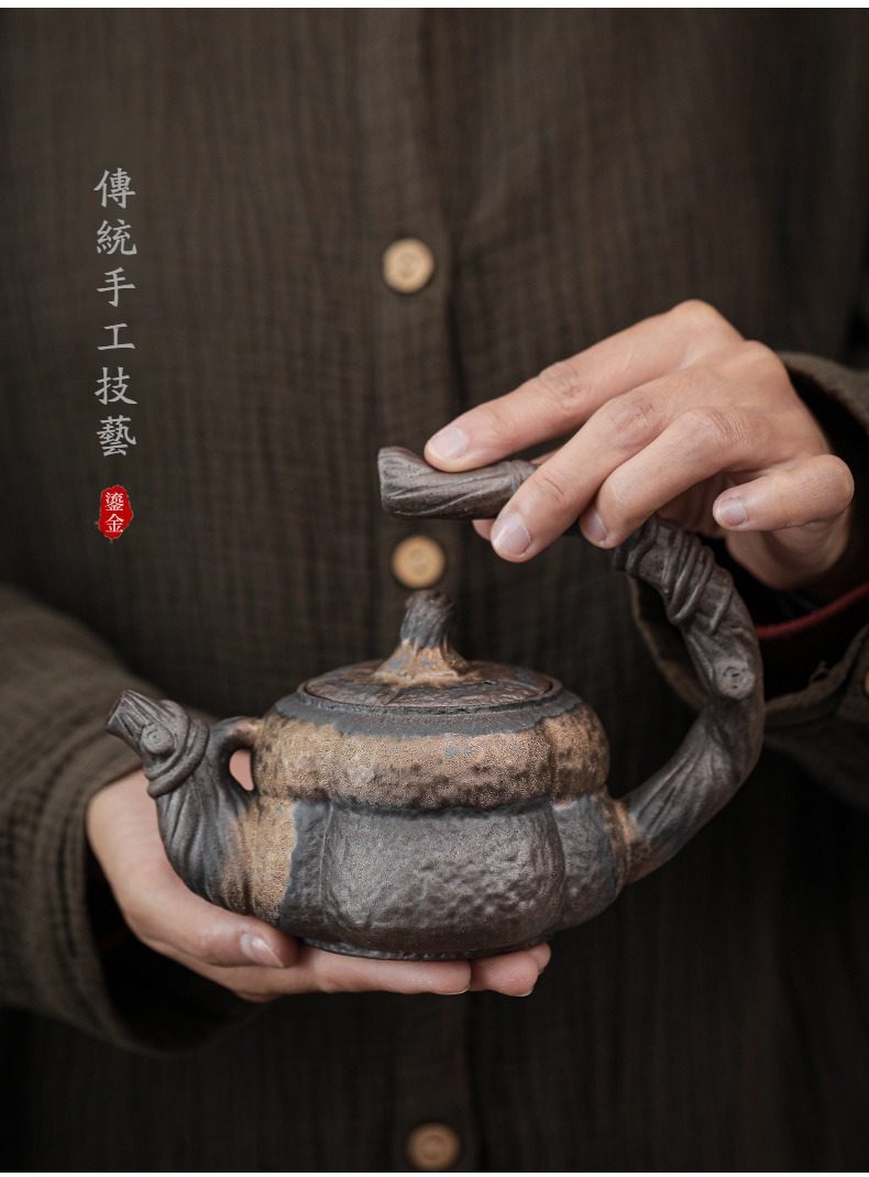 古早燒鎏金南瓜茶壺，南山居手工鎏金紫砂壺，壺身呈現樹皮質感，提樑設計古樸典雅，展現深厚茶道文化底蘊。