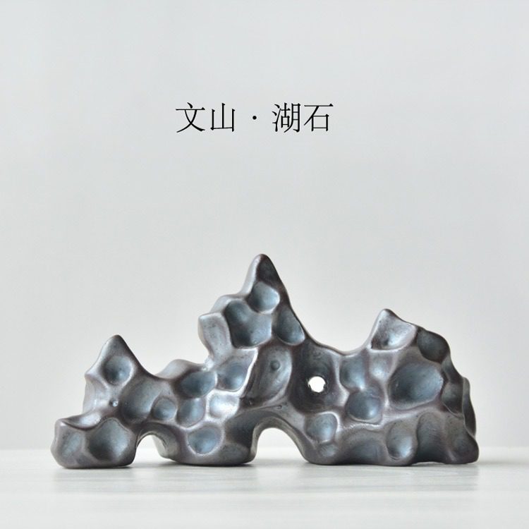 遠山湖石筆架，南山居文山湖石茶席擺件，表面呈獨特凹凸孔洞肌理，帶有深邃禪意質感，適合雅致茶空間陳設。