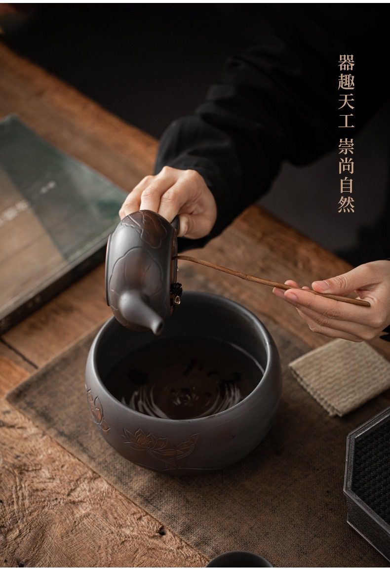 紫陶清溪茶洗，南山居手工紫砂壺與禪意茶洗，壺身雕刻蓮花紋飾，線條優雅古樸，展現極致茶道美學。