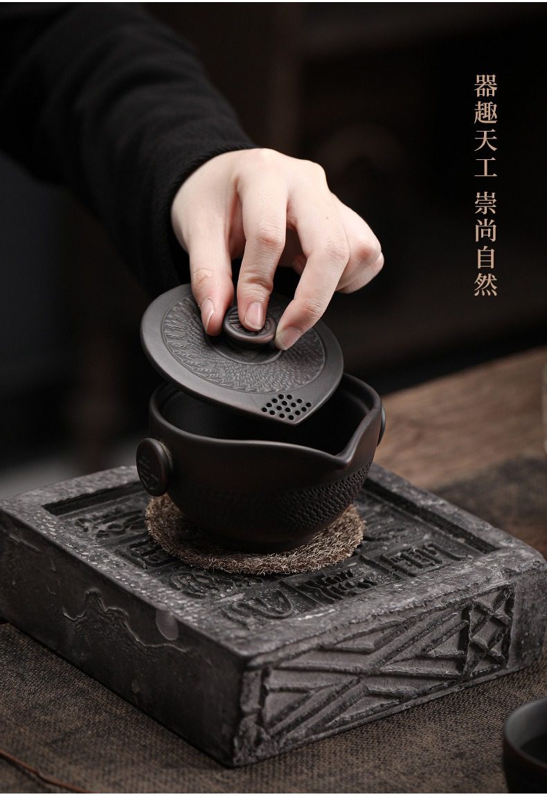 紫陶清溪有福手抓壺，南山居黑泥快客杯，壺身雕刻精細，蓋面紋理雅致，展現極簡禪意茶具之美。