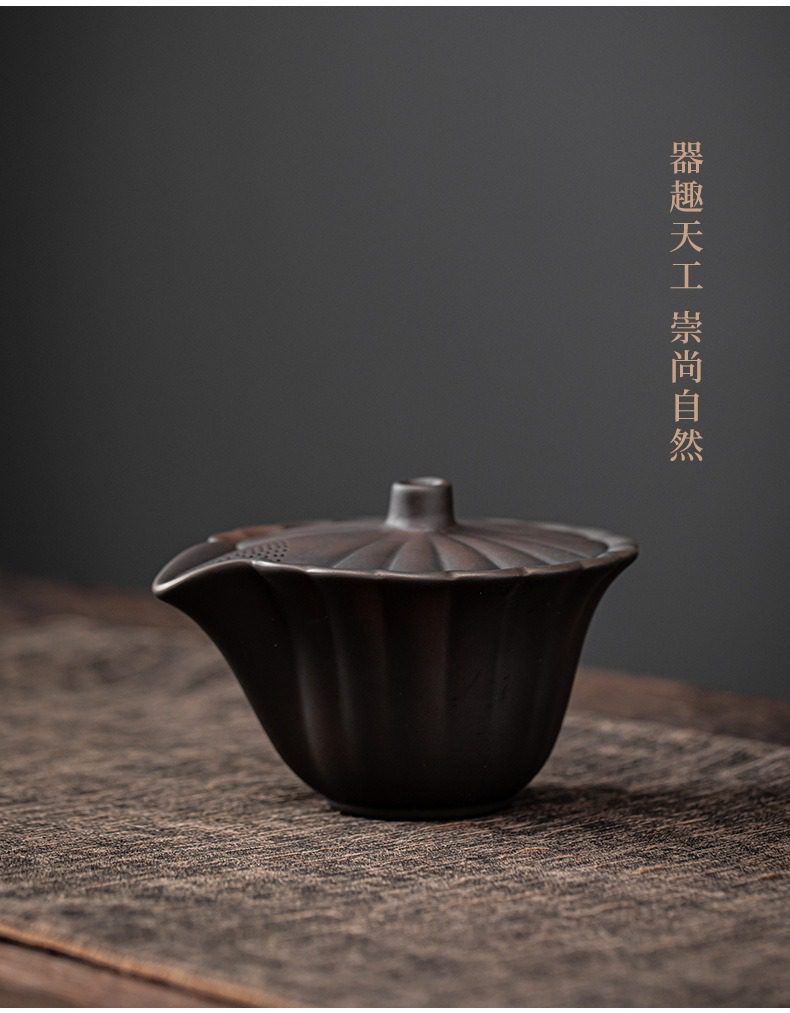 紫陶清溪花瓣手抓壺，南山居手工紫砂花瓣公道杯，深沉內斂的黑泥材質，線條優雅流暢，展現禪意茶具的細膩工藝。