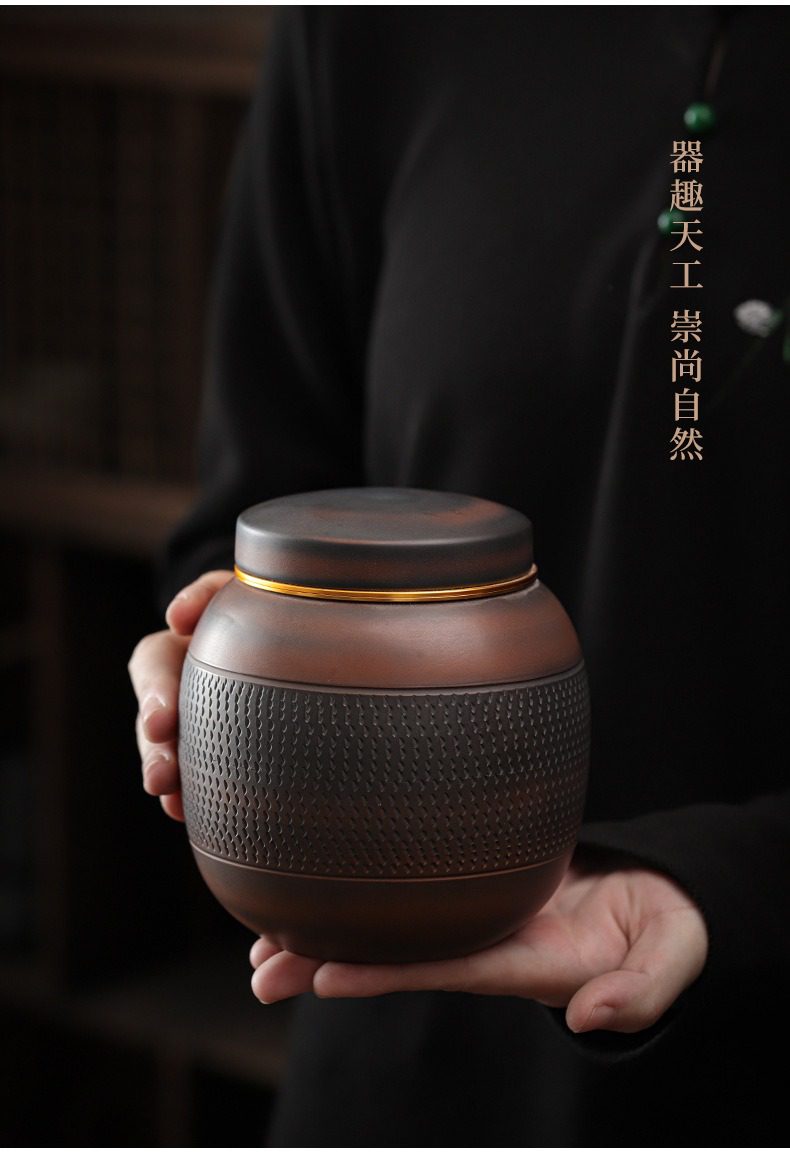 紫陶清溪圓筒茶葉罐，南山居手工紫砂茶葉罐，古樸壺身刻畫細膩紋理，金屬罐口密封性佳，展現優雅禪意美學。