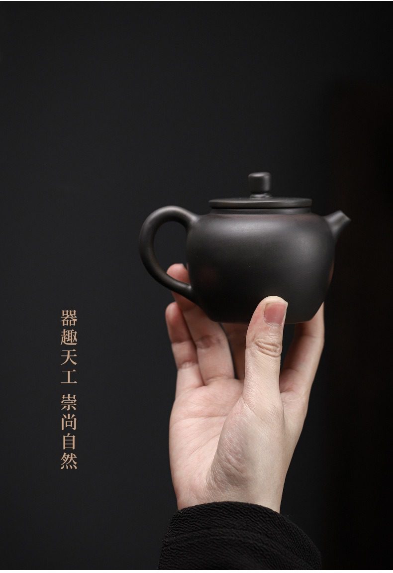 紫陶清溪聽雲茶壺，南山居手工黑紫砂壺，壺身古樸雅致、色澤沉穩，展現簡約禪意美學與精湛製壺工藝。