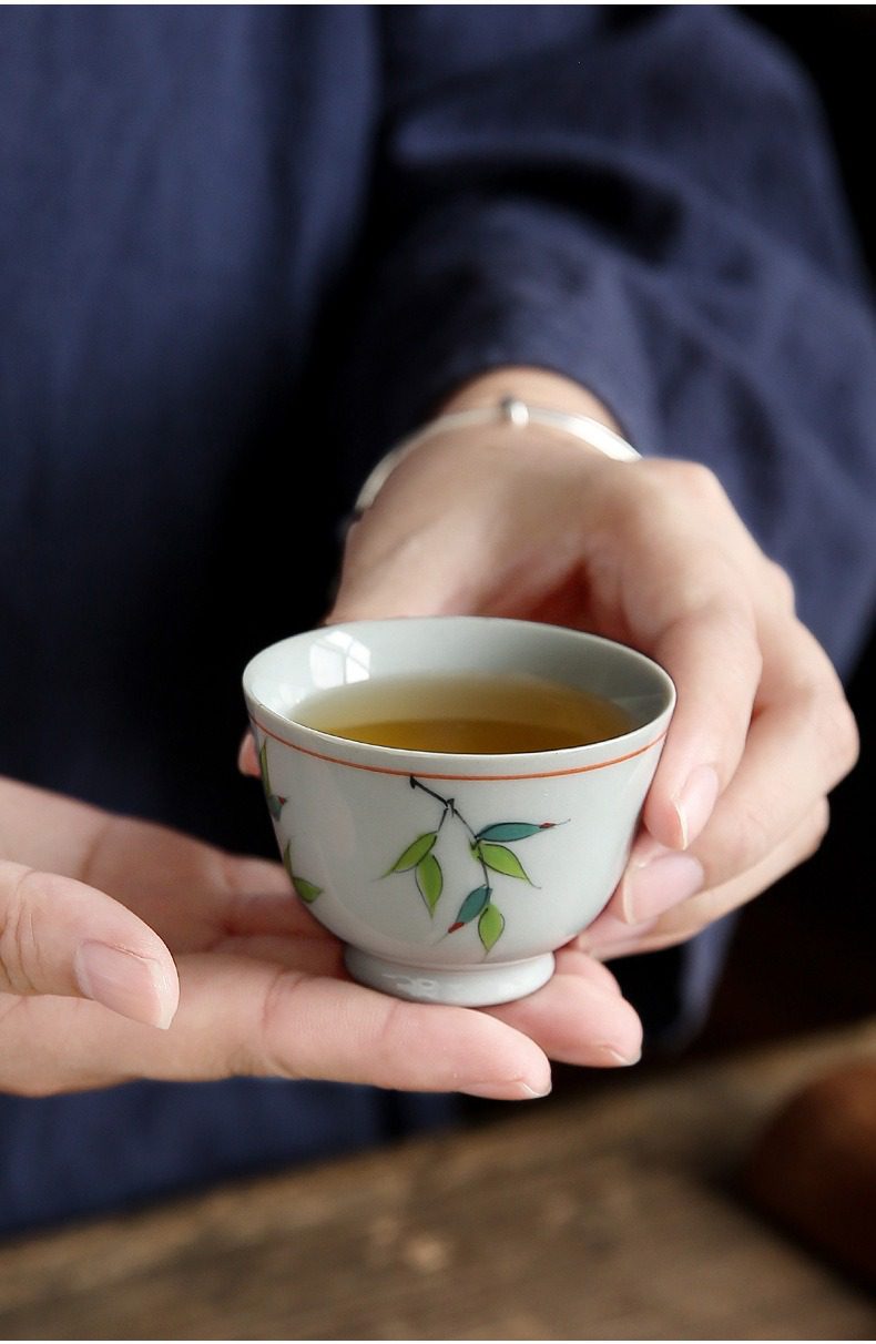 手繪彩竹品茗杯，南山居手繪竹葉紋青瓷茶杯，釉色溫潤雅緻，杯身筆觸細膩，展現東方禪意品茗之美。