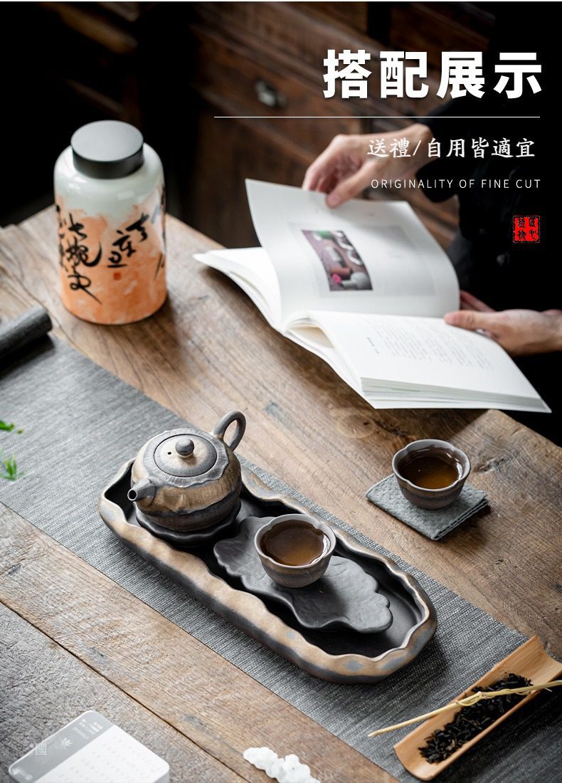 古早燒鎏金乾泡盤，南山居禪意粗陶茶具組，包含花瓣造型茶壺與精緻茶杯，置於雲朵造型茶盤上，呈現古樸典雅的生活美學。
