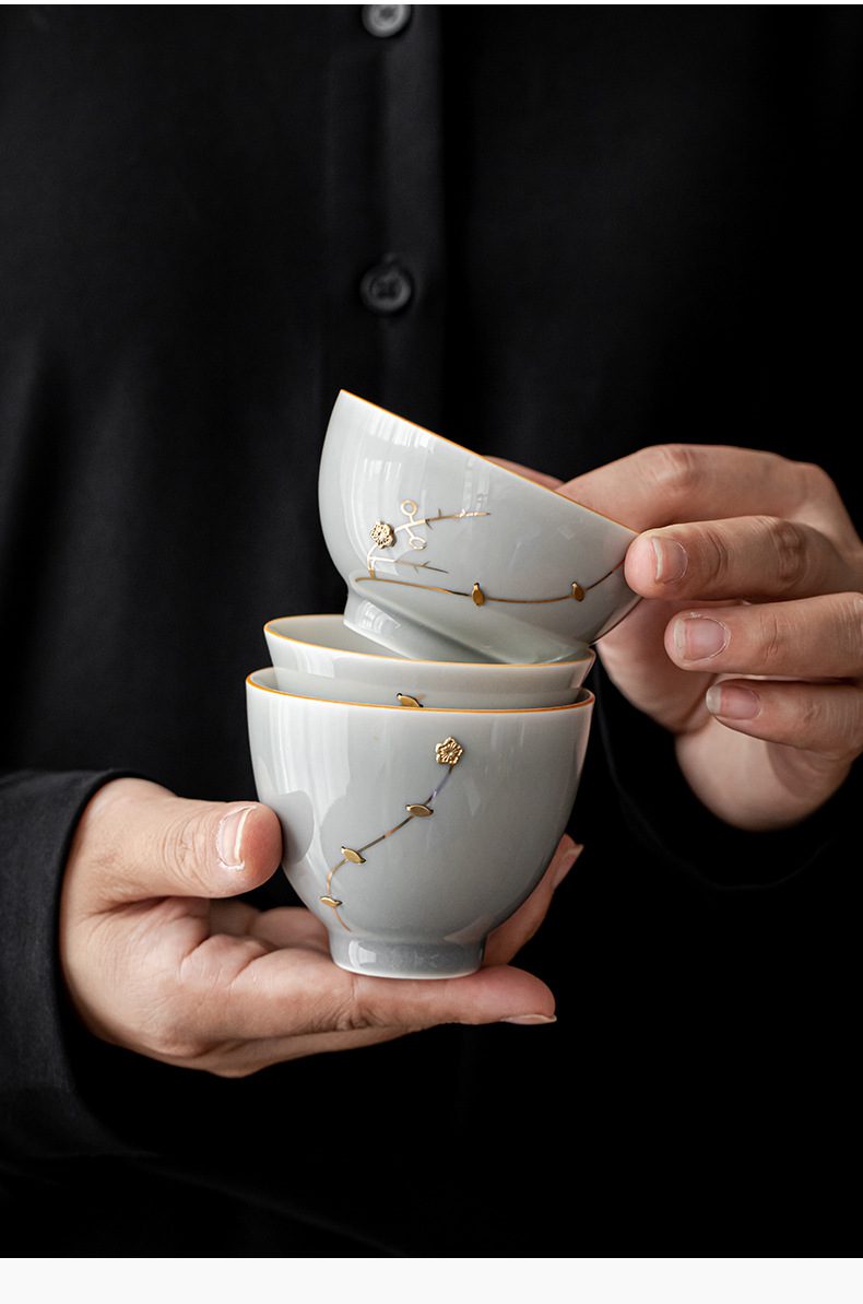 冰灰釉鋦釘品茗杯，南山居手繪描金青瓷茶杯，溫潤釉色襯托雅緻梅花枝條，工藝細膩極具禪意美學。