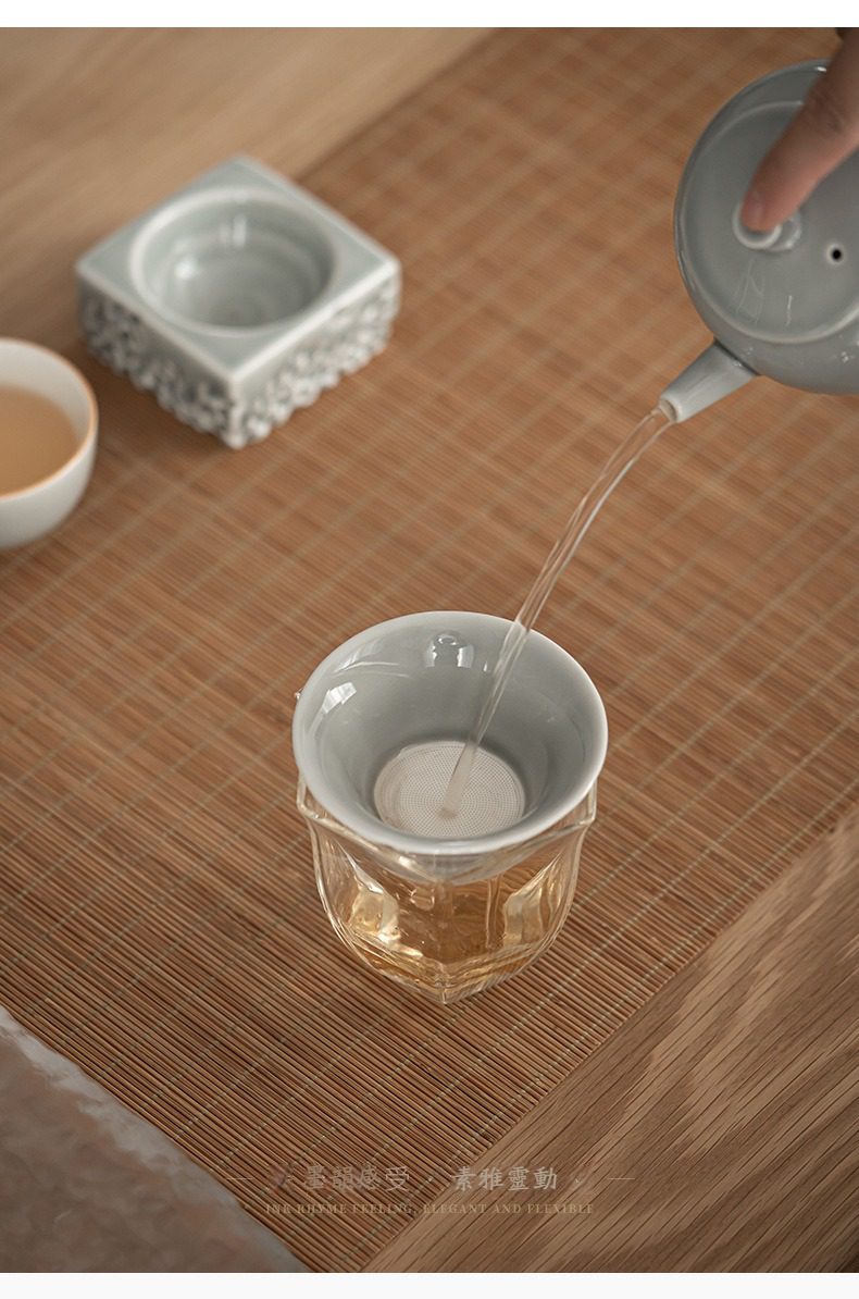 冰灰釉湖石過濾茶漏，南山居青瓷茶濾與透明玻璃公道杯，注入茶湯時線條優雅，過濾細膩，展現現代禪意茶席之美。