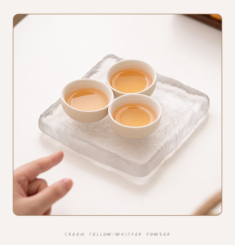 奶油風品茗杯，南山居日式簡約陶瓷小茶杯，置於冰裂紋質感玻璃茶盤上，呈現清新禪意與品茗雅趣。