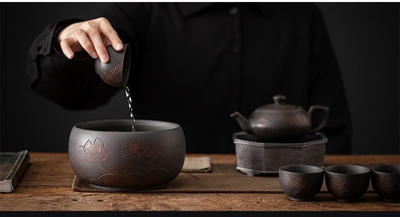 紫陶清溪茶洗，南山居黑紫砂茶具組，壺與杯身皆有精緻蓮花雕刻，手工藝細膩優雅，展現禪意茶道氛圍。