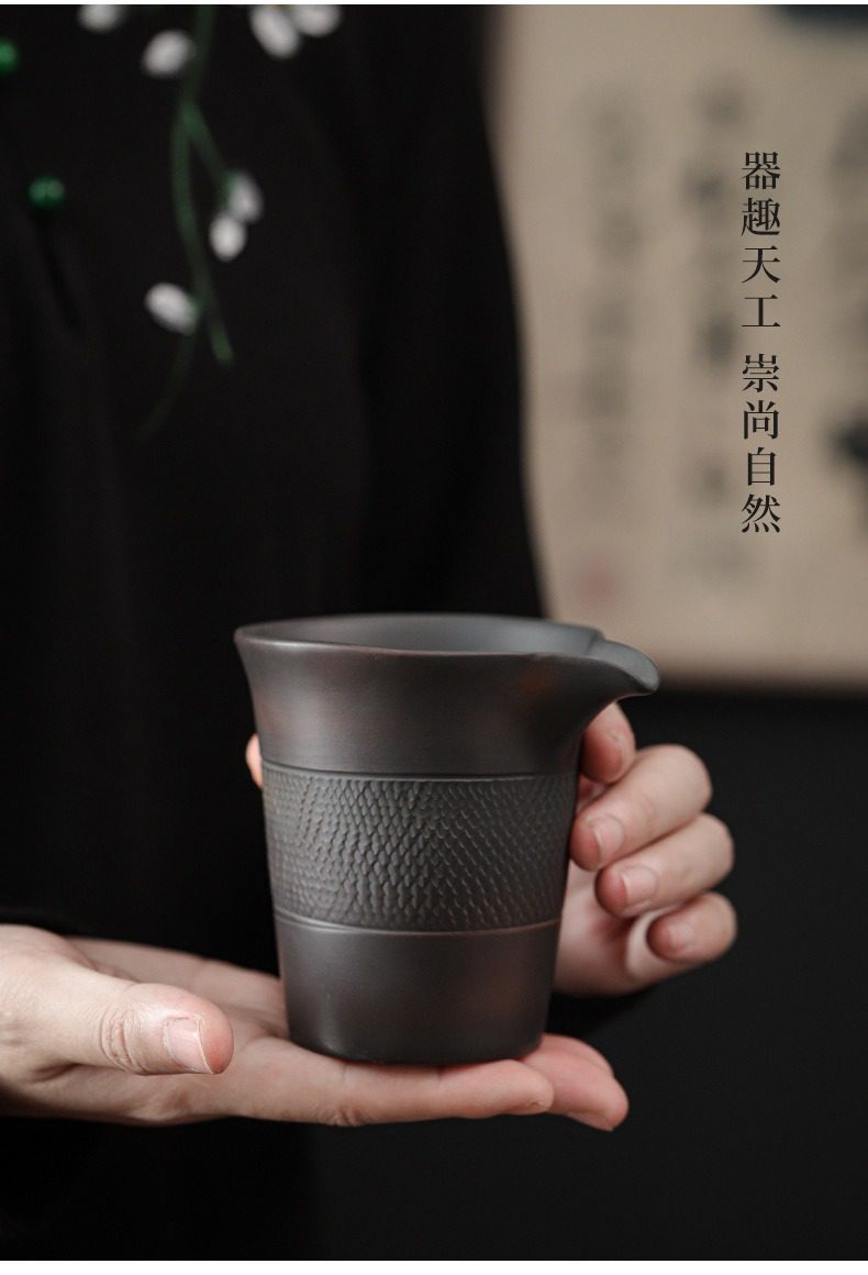 紫陶清溪公道杯，南山居手工紫砂公道杯，深色陶質質感細膩，杯身飾以精緻菱格紋理，簡約大方。