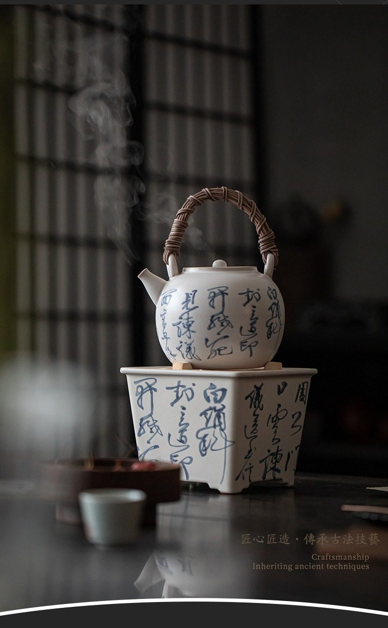 手繪蘇打釉溫茶爐，南山居白瓷書法提梁壺與暖爐，壺身手寫文字古樸典雅，藤編提梁展現禪意茶道具風格。